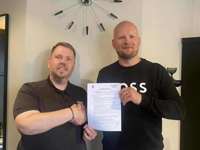 Sævaldur og Heiðar Logi handsala samninginn