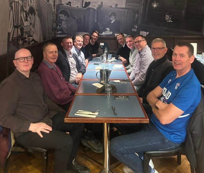 Á myndinni. Frá vinstri í hring: Jón Arnar Ingvarsson, Torfi Magnússon, Falur Harðarson, Guðjón Skúlason, Logi Gunnarsson, Jón Arnór Stefánsson, Hlynur Bæringsson, Herbert Arnarson, Friðrik Stefánsson, Jón Sigurðsson og Guðmundur Bragason