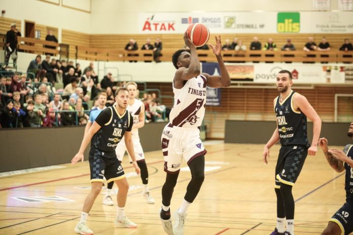 Mynd / Taiwo sækir að körfu Brussel