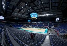 Mætast á bak við luktar dyr