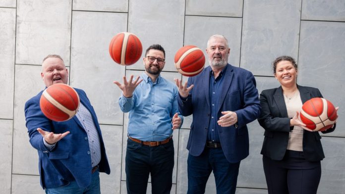 Mynd / Alexandra Cruz Buenano, teymisstjóri Origo, Árni Geir Valgeirsson forstjóri Origo, Kristinn Albertsson formaður KKÍ og Hannes S.Jónsson framkvæmdastjóri KKÍ.